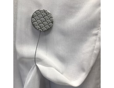 Embrasse aimantée TWENTY blanc gris