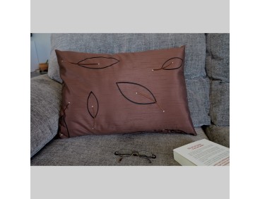 Coussin LEA chocolas et noir brodé, déhoussable 42 x 58 cm