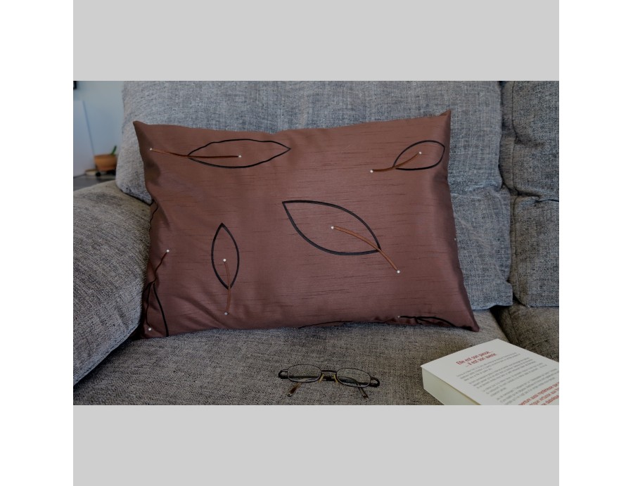 Coussin LINA chocolat et noir brodé, déhoussable 40 x 60 cm