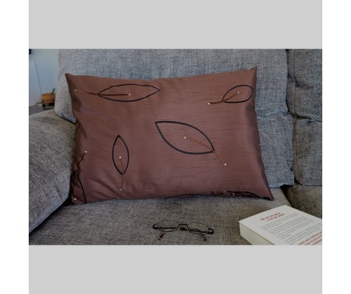 Coussin LEA chocolas et noir brodé, déhoussable 42 x 58 cm