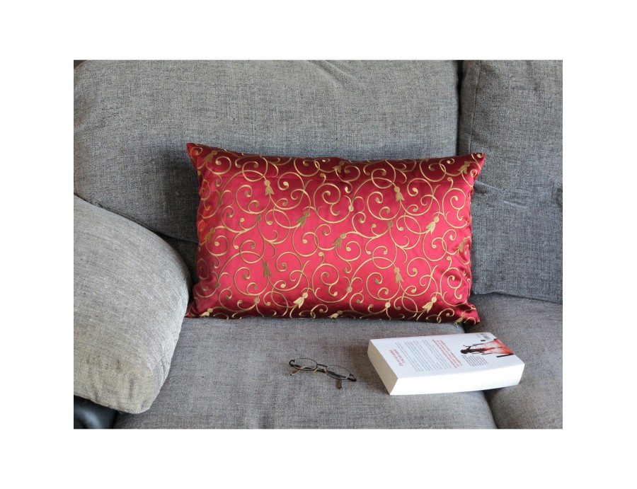 Coussin brodé THEO bordeaux déhoussable 35 x 60 cm