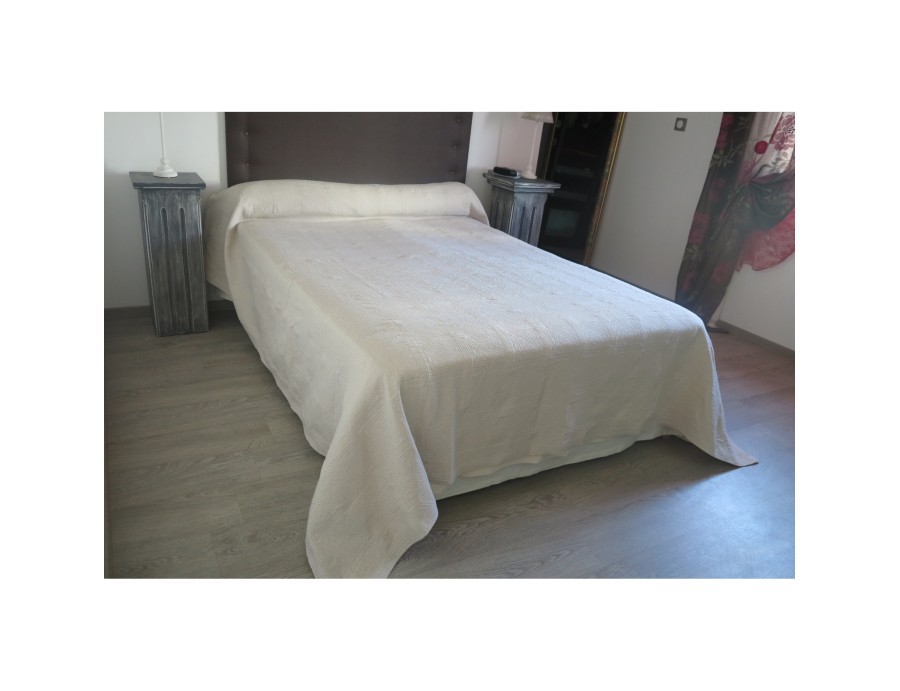 Couvre lit piqué PATI disponible pour lit de 140, 160 et 180 cm